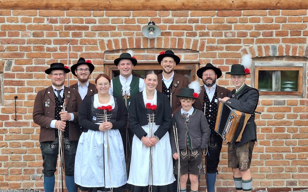 Goaßlschnoizer der Kudlhuber Trachtler beim Kirta im Freilichtmuseum Massing